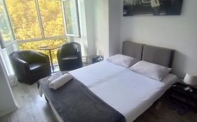 Hostel Florentin Camere Bai Comune Acces Bucatarie Cheap Rooms Smart Tv Netflix Constanta Kitchen And Laundry Machine Acces Fast Wifi